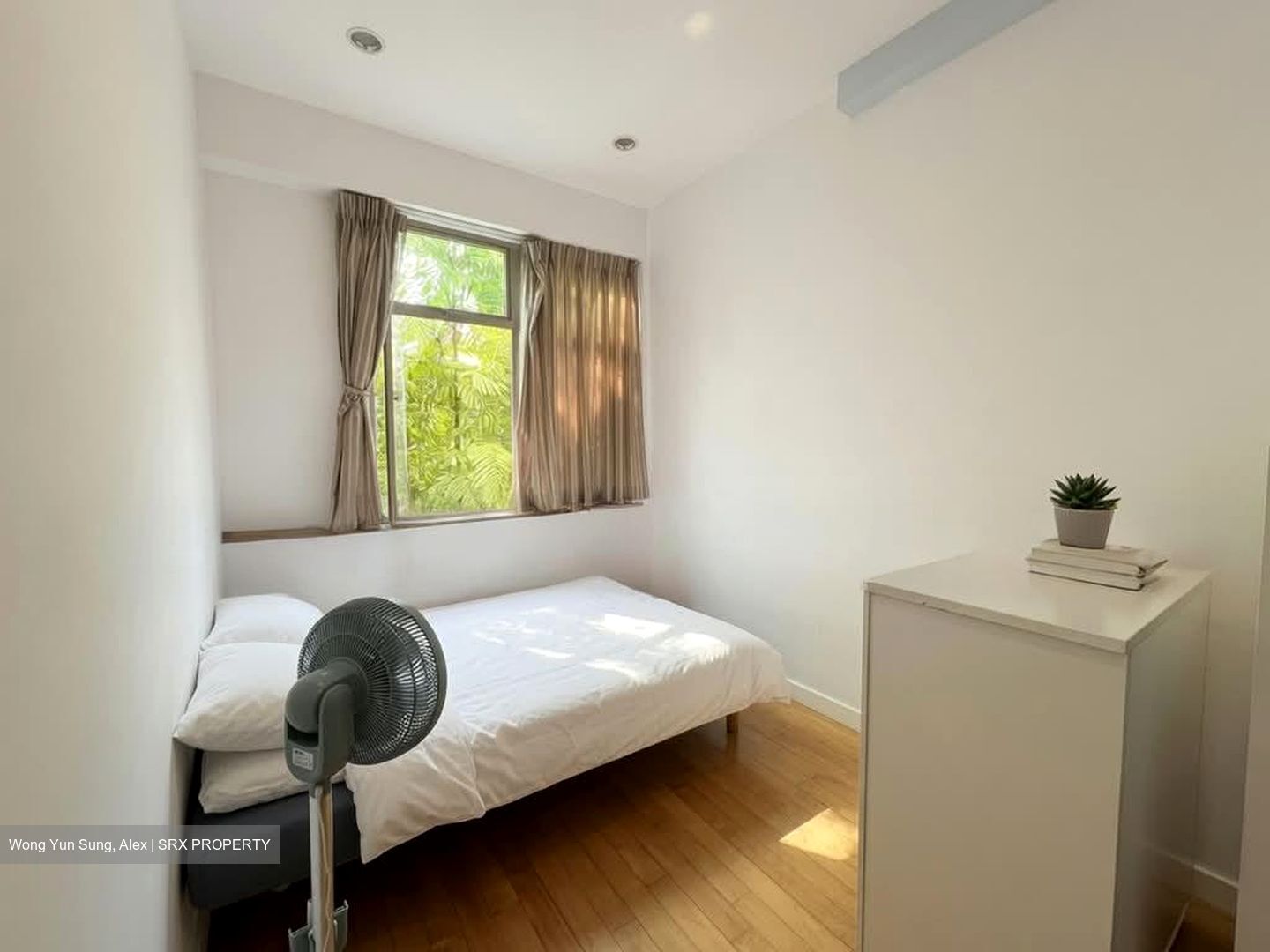 Landbay Condominium (D16), Condominium #569725631